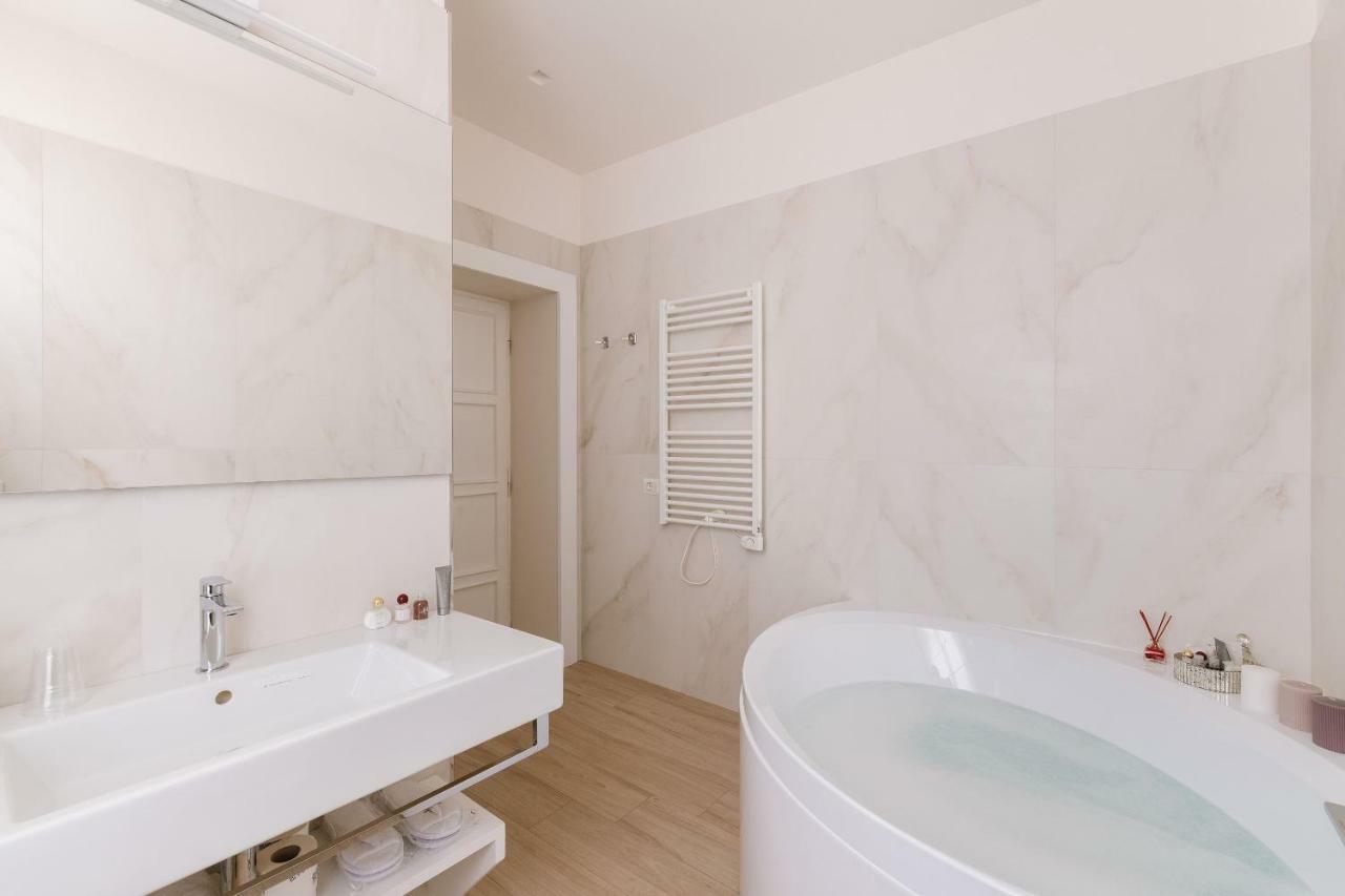 Suite mit Kingsize-Bett mit Whirlpool